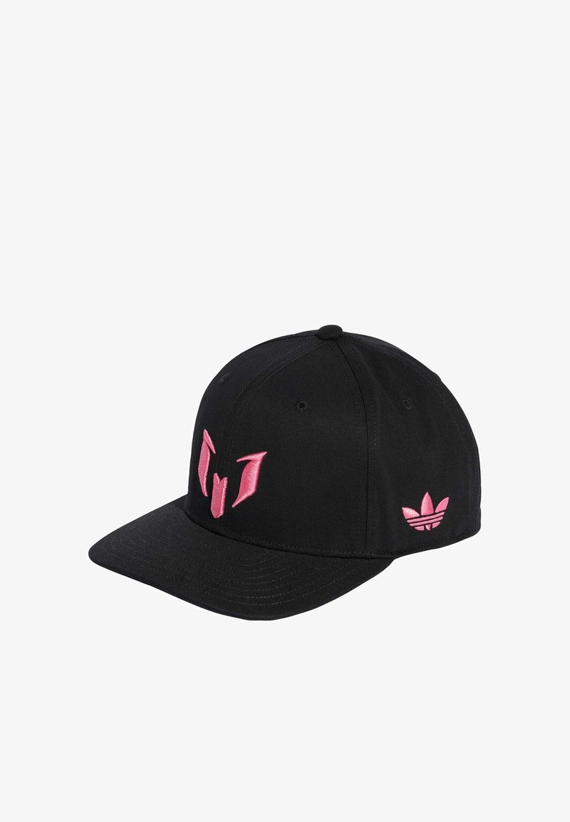 Casquette de baseball noire avec logo "M" stylisé rose à l’avant et logo rose Adidas trèfle sur le côté.
