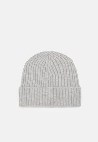Beanie grigio in maglia con texture a coste e risvolto. Il materiale sembra morbido ed elastico, progettato per offrire calore e comfort.
