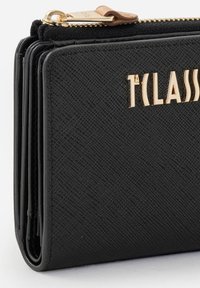 Portafoglio nero testurizzato con chiusura a zip, caratterizzato da un logo in tono oro e molteplici scomparti per carte. Il materiale appare resistente ed elegante.