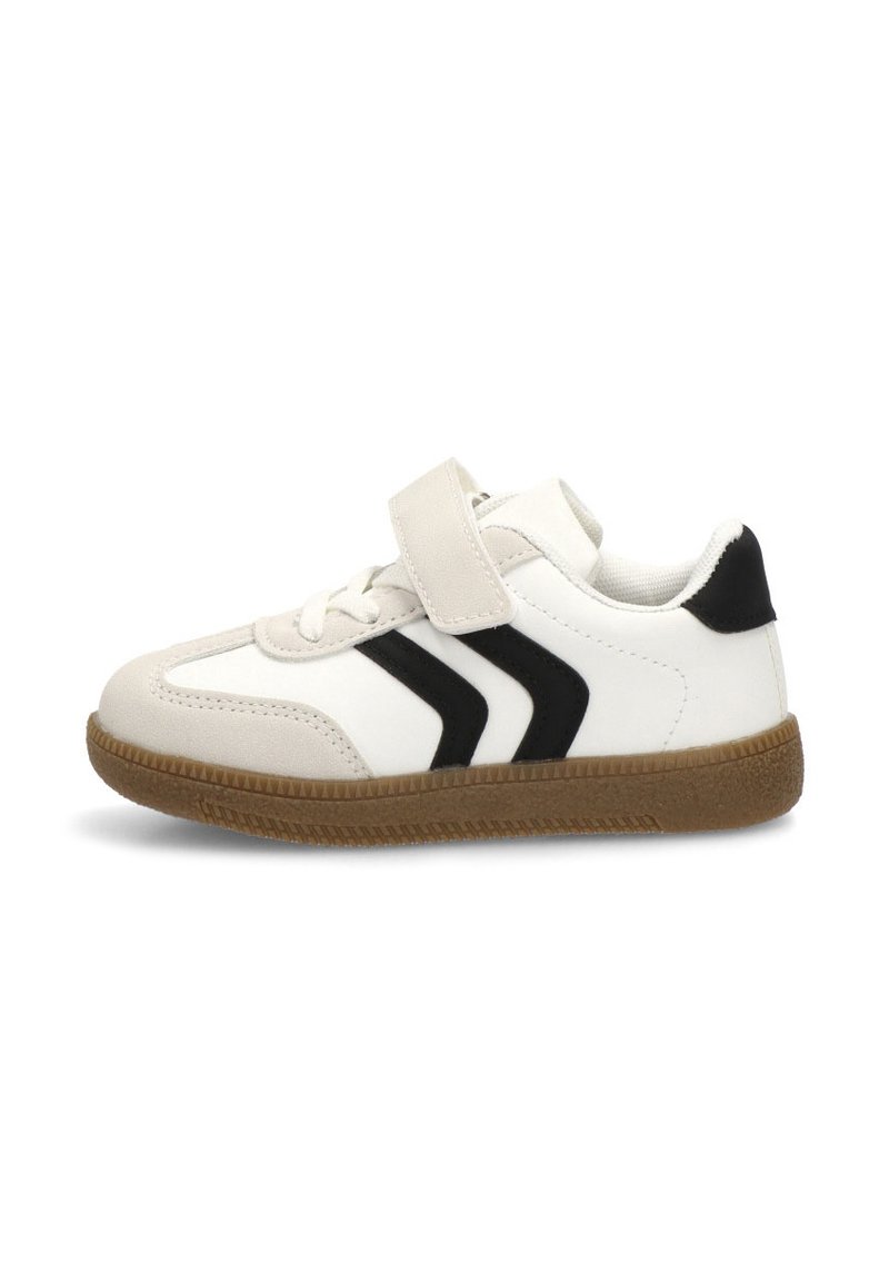 Zapatilla blanca con detalles en negro y tres franjas negras en el lateral. Cuenta con una suela de goma texturizada y una correa de velcro para el cierre.