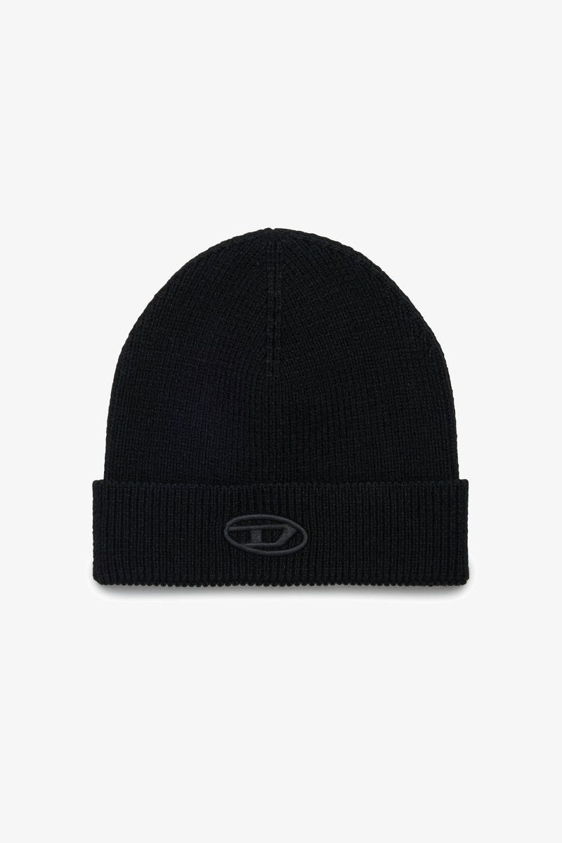 Fekete kötött sapka hajtott peremmel, finom textúrájú mintával és a frontján domború logóval.