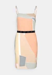 Dopasowana sukienka z miękkiego materiału, zdobiona geometrycznym wzorem w pastelowych kolorach – brzoskwiniowym, zielonym i szarym – z czarnym paskiem z logo OBEY.