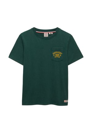 T-shirt vert foncé à manches courtes avec une poche poitrine ornée d'un texte jaune "Superdry 1976 League" et une petite étiquette de la marque près de l'ourlet.