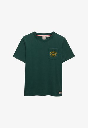 T-shirt vert foncé à manches courtes avec une poche poitrine ornée d'un texte jaune "Superdry 1976 League" et une petite étiquette de la marque près de l'ourlet.