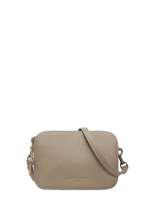 Kleine rechteckige beige Lederschultertasche mit langem Riemen und geprägt eingraviertem Markennamen auf der Vorderseite.