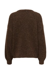 Pull en maille pelucheux marron foncé à manches longues et col rond, montré de dos sur fond blanc uni.