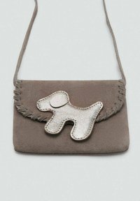 Borsa a tracolla in suede marrone con dettagli in frange, caratterizzata da un accento a forma di cane in metallo argentato sulla parte anteriore. Include una tracolla regolabile.