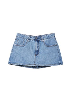 Niebieska mini spódnica jeansowa z przednimi guzikami, suwakiem, szlufkami i dwoma przednimi kieszeniami na białym tle.