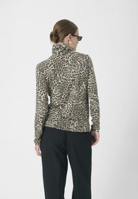 Langarmshirt mit Leopardenmuster und hohem Kragen, gefertigt aus weichem Stoff; figurbetontes Design mit glatter Textur und dezentem Glanz.