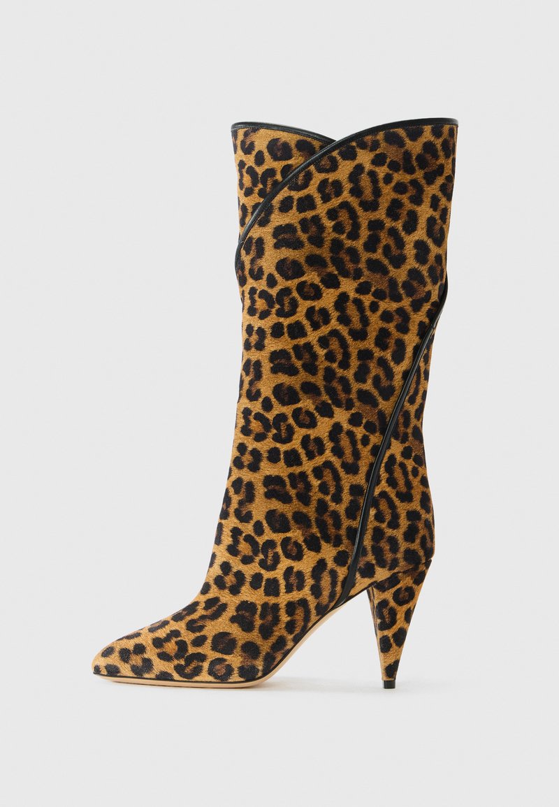 Botă cu toc înalt, până la jumătatea gambei, cu vârf ascuțit, din material cu imprimeu leopard și detalii negre pe un fundal alb.