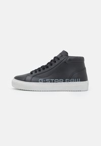 Svarta läder hög-top sneakers med vit gummisula, rund tå och blå G-Star RAW-logotyp på sidan. Har snörning och texturerade detaljer.