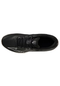 Zapatilla deportiva negra con parte superior texturizada, con paneles de malla, cordones planos y un acento en blanco con el logo. Suela de goma con patrón de relieve.