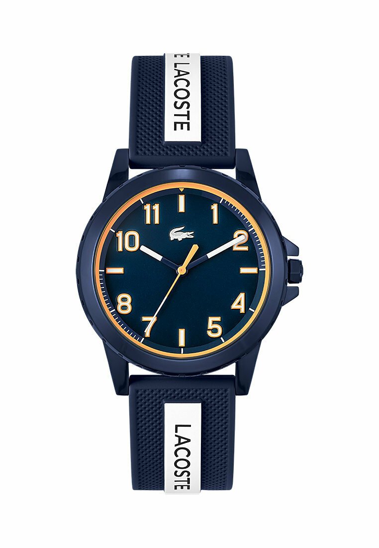 Montre en silicone marine avec un cadran rond, des index dorés et des accents blancs. Elle présente un bracelet texturé avec le nom de la marque clairement affiché.