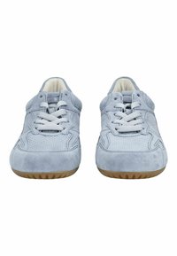 Baskets en daim bleu clair avec détails perforés, lacets bleu clair et semelles en caoutchouc naturel, vues de face sur fond blanc.