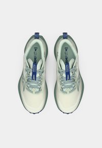 Ζευγάρι ανοιχτοπράσινα αθλητικά παπούτσια για τρέξιμο με μπλε κορδόνια και σήμα Saucony, εμφανιζόμενο από επάνω σε λευκό φόντο.