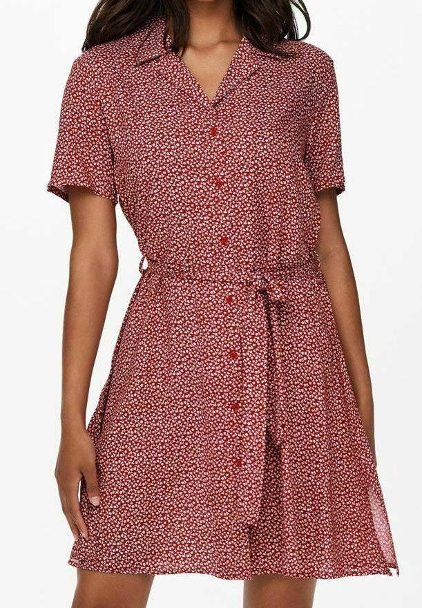 Robe rouge à manches courtes avec col, ornée d'un motif floral, boutonnée sur le devant, ceinture nouée à la taille, et jupe légèrement évasée.