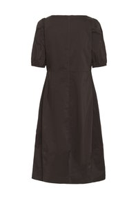 Črna obleka do kolen s kratkimi nabranimi rokavi, ravnim krojem, zadrgo zadaj in gladko, rahlo sijajno teksturo materiala.