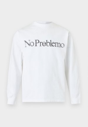 Wit overhemd met lange mouwen met zwarte tekst "No Problemo" over de borst, met een klein glimlachend gezicht in de letter "o".