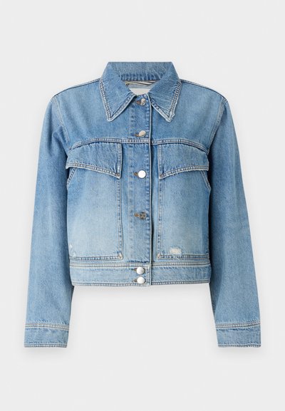 Casaco de denim azul claro com gola clássica, fechamento frontal por botões e dois bolsos no peito. Apresenta um ligeiro desbotamento e um design cropped.