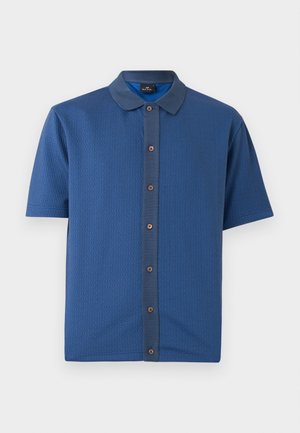 Blå kortærmet skjorte med knapper, textureret stof og spids krave på hvid baggrund.