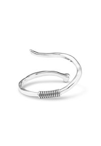 Bracelet en argent avec un design lisse et courbé. Présente un accent texturé et enroulé au centre. Style épuré et minimaliste.