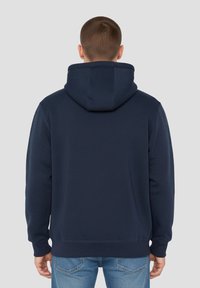 Donkerblauwe hoodie gemaakt van een katoenmix, met een capuchon met trekkoord, geribbelde mouwen en zoom. Gladde textuur, eenvoudig ontwerp, zonder patronen.