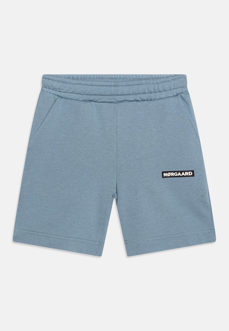 Shorts en coton doux bleu clair avec une taille élastique, des poches latérales et un patch logo Nørgaard noir sur le devant.