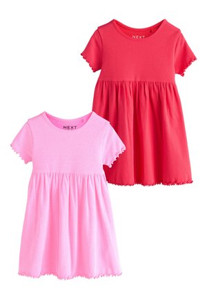 Due vestiti corti a maniche corte per bambini, a coste, con bordo a ondine, uno di un rosso acceso e l'altro rosa chiaro, entrambi con gonna arricciata.
