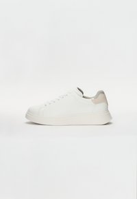 Fehér sneaker sima szintetikus felsőrészel, kerek orral, lapos fűzőkkel és kontrasztos bézs sarkú akcentussal. Vastag gumi talp, mely textúrázott tapadást biztosít.
