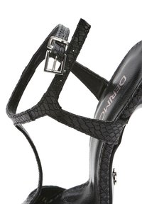Sandalo nero con tacco alto, con cinturini in stampa serpente texturizzata, una fibbia argentata in accentuazione e una soletta nera liscia.