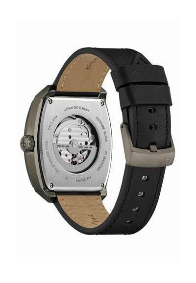 Quadratische Edelstahl-Uhr mit schwarzem Lederarmband, transparentem Gehäuseboden, Japan-Uhrwerk und Saphirglas. Verfügt über sichtbare Mechanik.