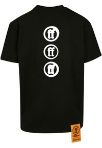 Melnas kokvilnas T-krekls ar trim baltām apļveida logo aizmugurē, papildināts ar oranžu birku sānos, kas norāda uz 240g/m2 auduma svaru.