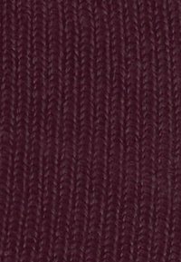 Tessuto a maglia bordeaux con un motivo a coste testurizzato. Il materiale sembra morbido ed elastico, ideale per abbigliamento o accessori.
