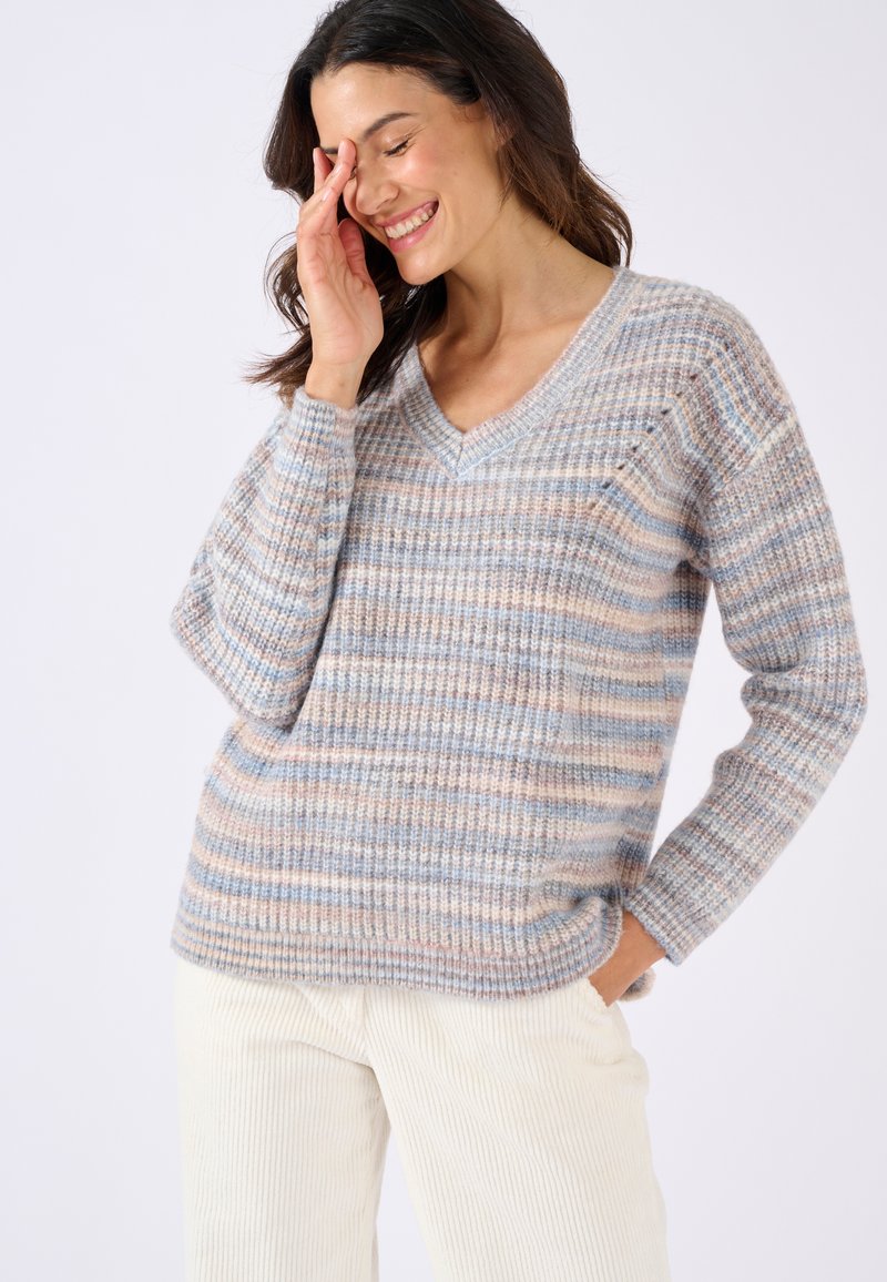 Pullover in maglia con scollo a V, caratterizzato da una combinazione di strisce blu e beige, texture a costine e maniche lunghe dal taglio morbido.