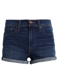 Shorts en denim avec un lavage bleu foncé et une texture légèrement délavée, présentant un revers plié à l'ourlet et un style classique à cinq poches.
