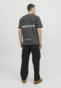 Jack & Jones JORVESTERBRO BACK SS CREW NECK  - Trükipildiga T-särk - asphalt