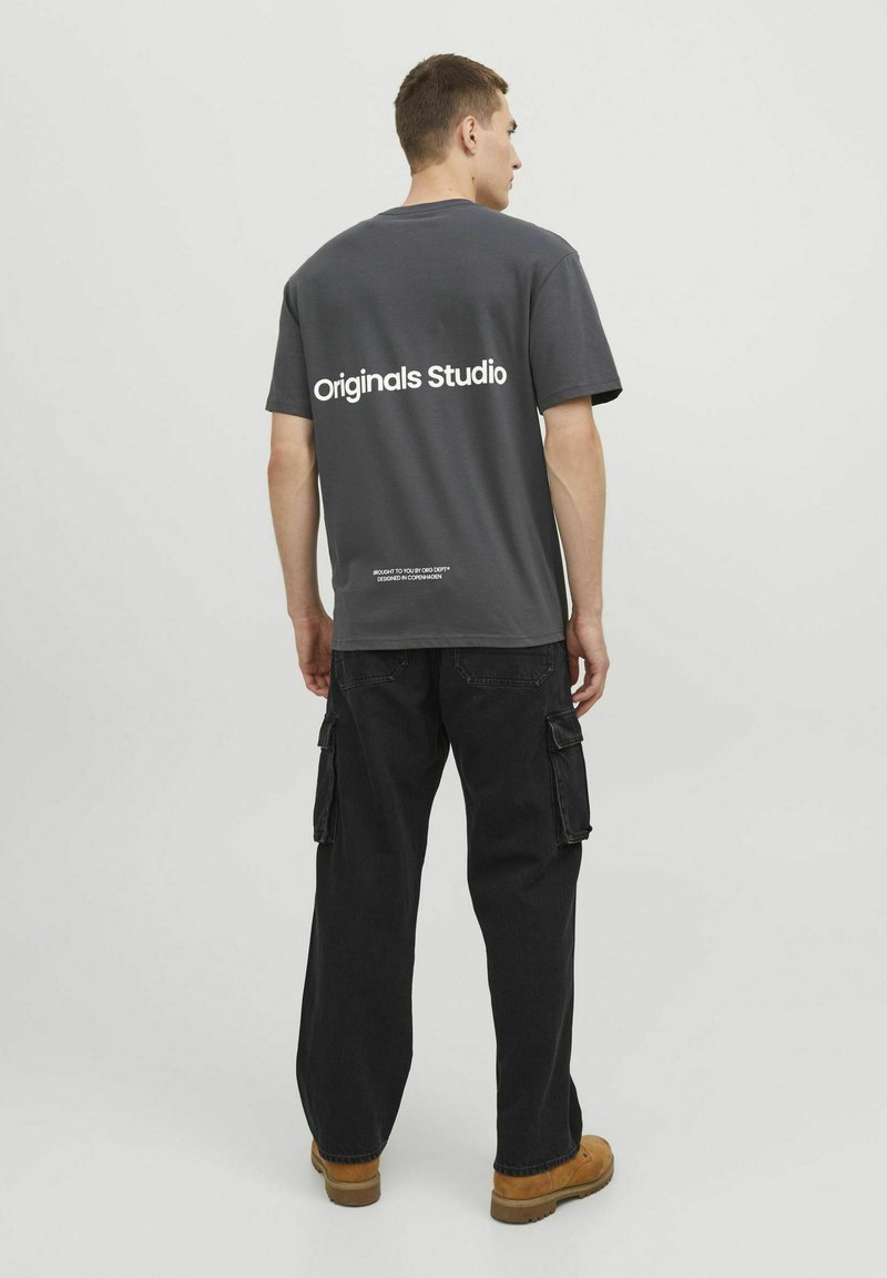 Jack & Jones JORVESTERBRO BACK SS CREW NECK - Trükipildiga T-särk - asphalt