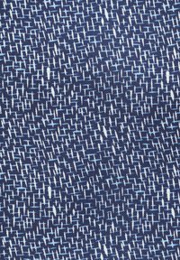 Granatowy materiał z teksturowanym wzorem nieregularnych białych i jasnoniebieskich linii, tworzącym wrażenie tkaniny. Miękka tekstura.