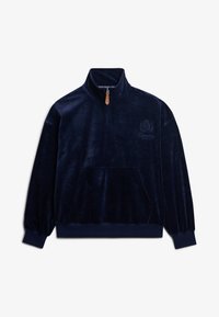 Sudadera de forro polar azul marino con media cremallera, cuello alto, bolsillo delantero, puños acanalados y detalle de logo bordado. Textura suave con acabado liso.