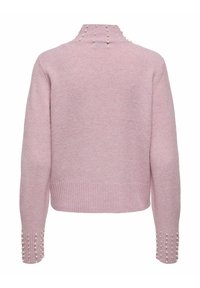 Rosa genser med høy hals, ribbet kant og perledetaljer langs ermene. Myk tekstur, tettsittende design og ermer av middels lengde.