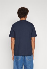 T-shirt blu navy a maniche corte in cotone, con un classico design a girocollo e una vestibilità rilassata. Tessuto morbido e stile semplice.