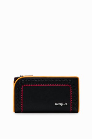 Portefeuille en cuir noir avec des accents orange, présentant des détails en couture rose et un logo argenté. Forme rectangulaire avec fermeture éclair.