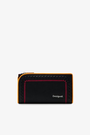 Portefeuille en cuir noir avec des accents orange, présentant des détails en couture rose et un logo argenté. Forme rectangulaire avec fermeture éclair.