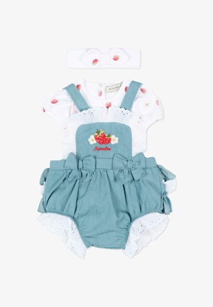 Witte babyromper met aardbeienprint, blauwe salopetshorts met strikjes en geborduurde aardbeien, en een bijpassende aardbeienhaarband.