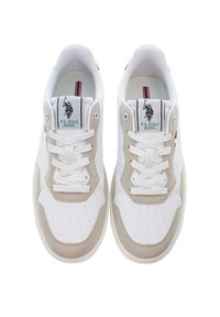 Sneaker bianchi con accenti in suede beige, punta arrotondata, design perforato, tessuto strutturato, con lacci e etichetta con logo sulla linguetta.