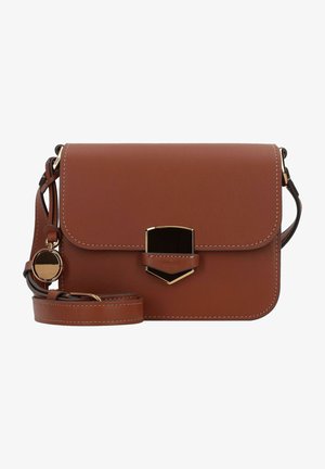 Borsa a tracolla in pelle marrone con chiusura a pattina, accessori in oro e un portachiavi decorativo. Presenta cuciture a contrasto e una tracolla regolabile.