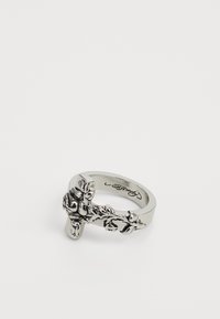 Inel din metal argintiu cu un design floral, având detalii texturate și un brad pătrat. Motivul floral se extinde de la bandă, creând adâncime.