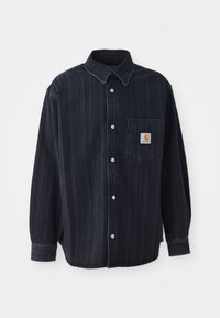 Chemise en denim noir avec des rayures verticales, fermeture à boutons à l'avant et une poche poitrine avec un patch logo. Manches longues avec poignets boutonnés.