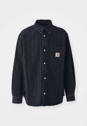 Chemise en denim noir avec des rayures verticales, fermeture à boutons à l'avant et une poche poitrine avec un patch logo. Manches longues avec poignets boutonnés.