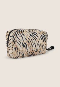 Borsa cosmetica con zip realizzata in tessuto testurizzato con un motivo a strisce zebrate in marrone e nero. Presenta una maniglia laterale per un facile trasporto.